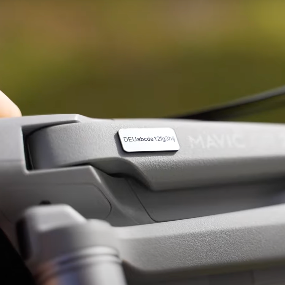 DJI Mavic Drohne mit angebrachter e-ID Plakette